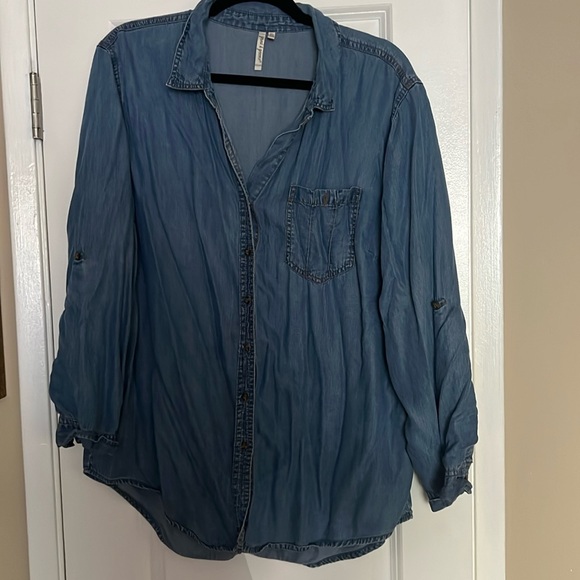 Chambray XL button down - Picture 2 of 5